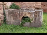 07675 ostia - regio iv - insula ii - portico e caseggiato dell'ercole (iv,ii,2-4) - raum 10 (portico) - bar - theke - suedseite - 01-2024.jpg